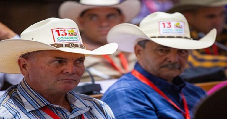 En la foto, campesinos en el congreso de la ANAP