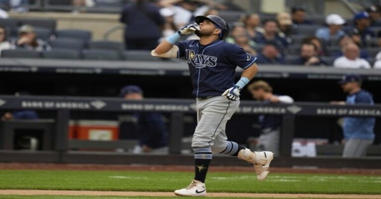 En la foto, el primera base de los Rays, Jonathan Aranda