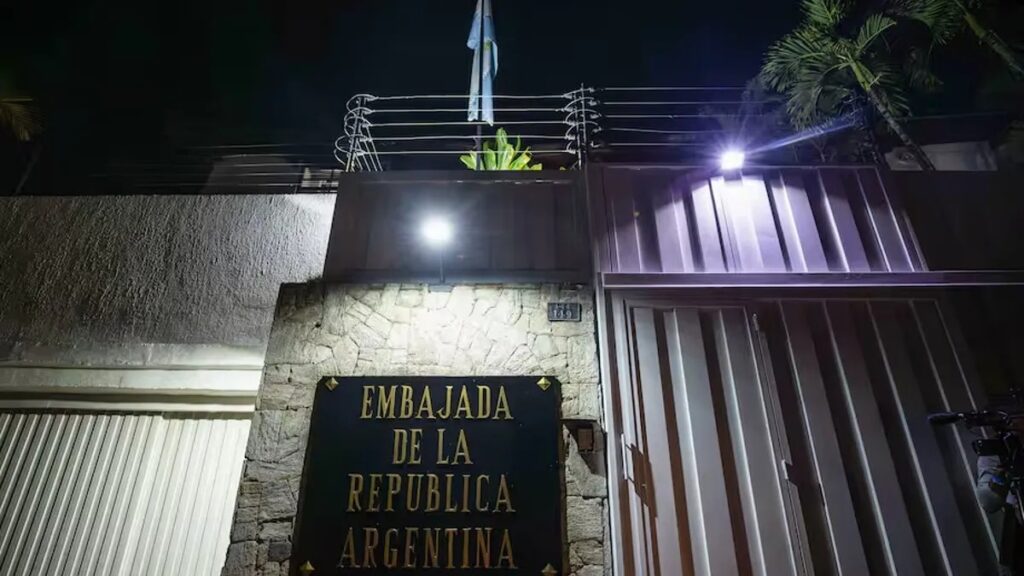 En la foto, la embajada de Argentina en Caracas