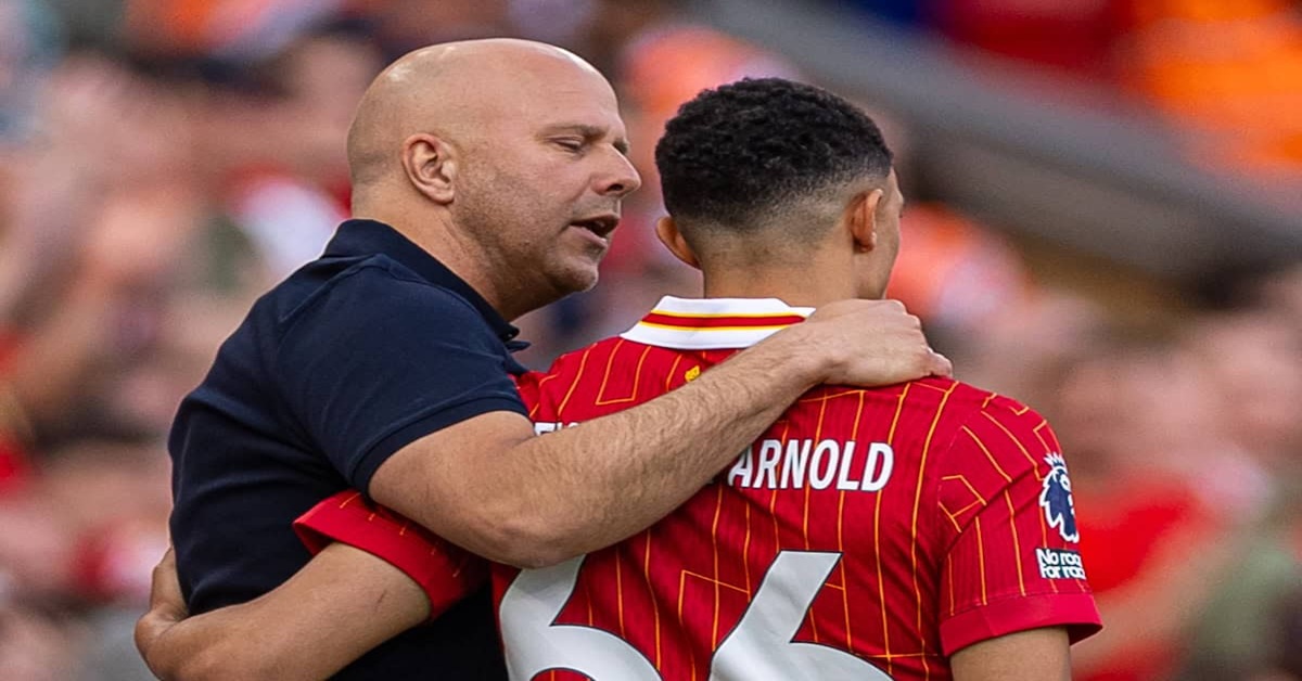 En la foto, el entrenador del Liverpool, Arnet Slot, y el jugador Alexander Arnold