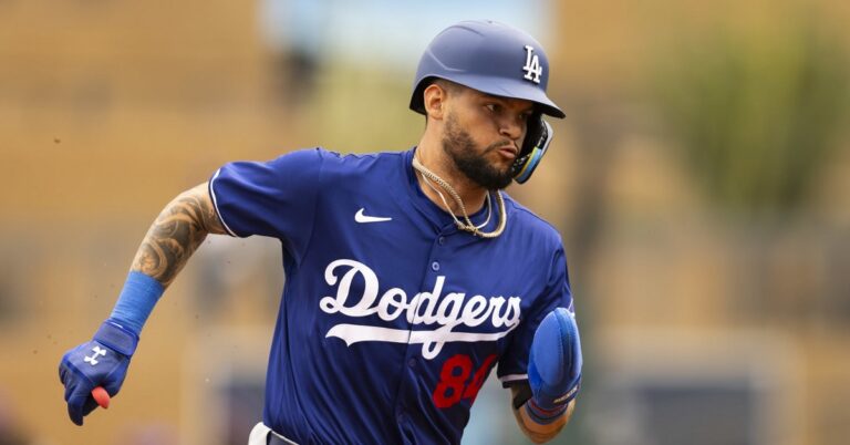 En la foto, el jardinero cubano Andy Pages