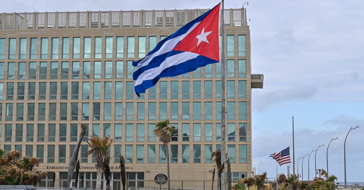 En la foto, una bandera cubana ante la embajada de EEUU en La Habana