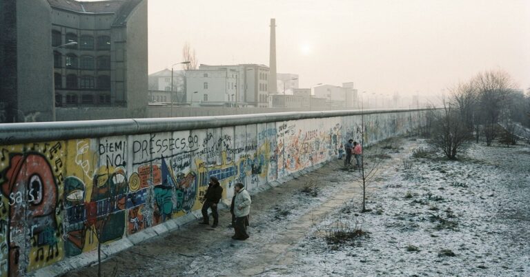 En la foto, un segmento del Muro de berlín