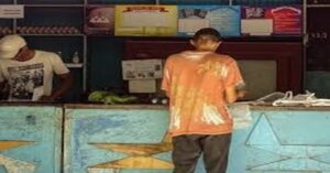 En la foto, un hombre en una bodega cubana