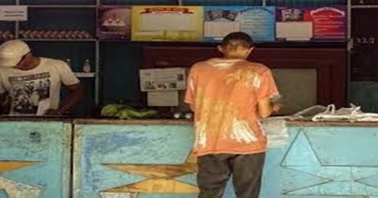 En la foto, un hombre en una bodega cubana