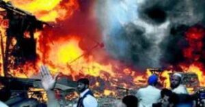 En la foto, Llamas tras la explosión de un coche bomba en Pakistán