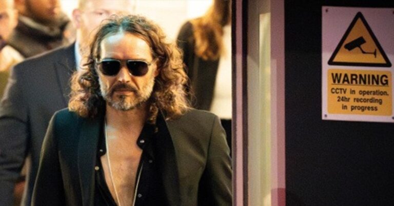 En la foto, el actor británico Russell Brand