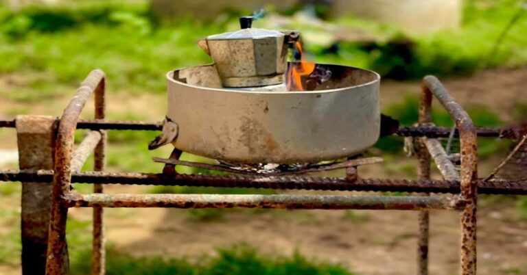 En la foto, haciendo café de la manera más rústica