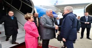 En la foto, Miguel Díaz-Canel a su llegada a San Petersburgo