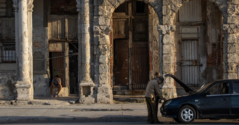 En la foto, una imagen de La habana en ruinas