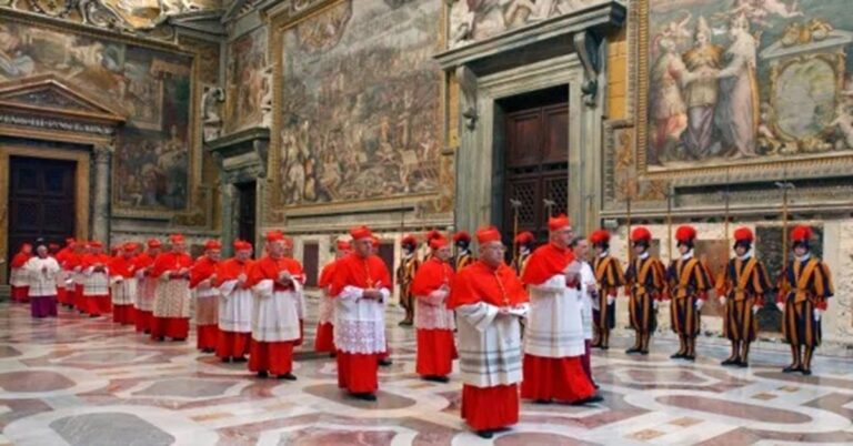 En la foto, Cardenales en El Vaticano
