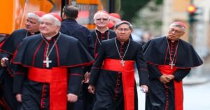 En la foto, llegada de cardenales al Vaticano