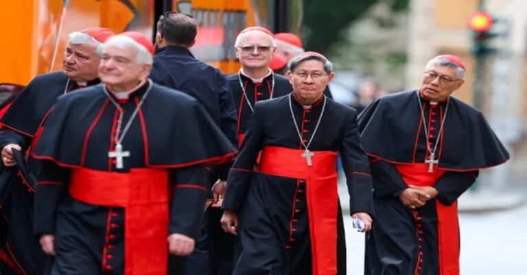 En la foto, llegada de cardenales al Vaticano