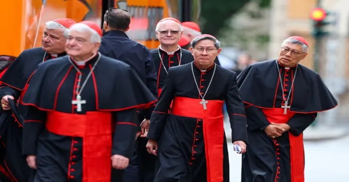En la foto, llegada de cardenales al Vaticano