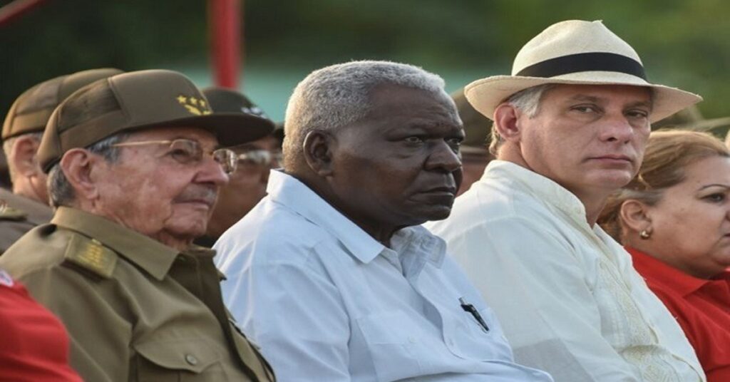 En la foto, la camarilla dirigente cubana