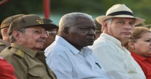 En la foto, la camarilla dirigente cubana