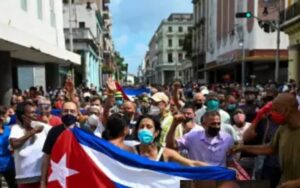 En la foto, cubanos en la calle el 11 de julio de 2021