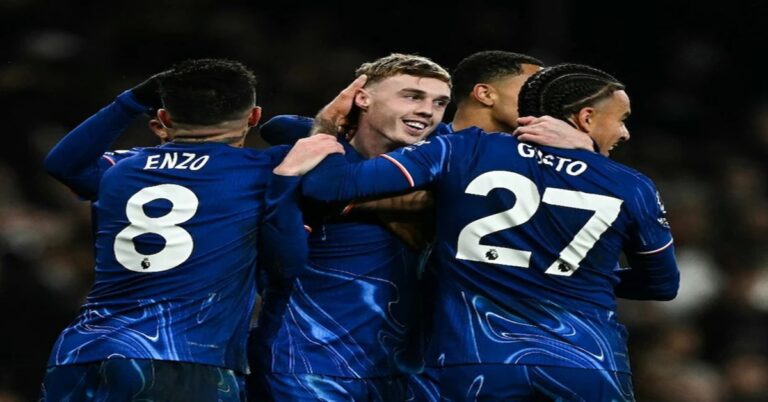 En la foto, el Chelsea celebra un gol en la final de la Conference League