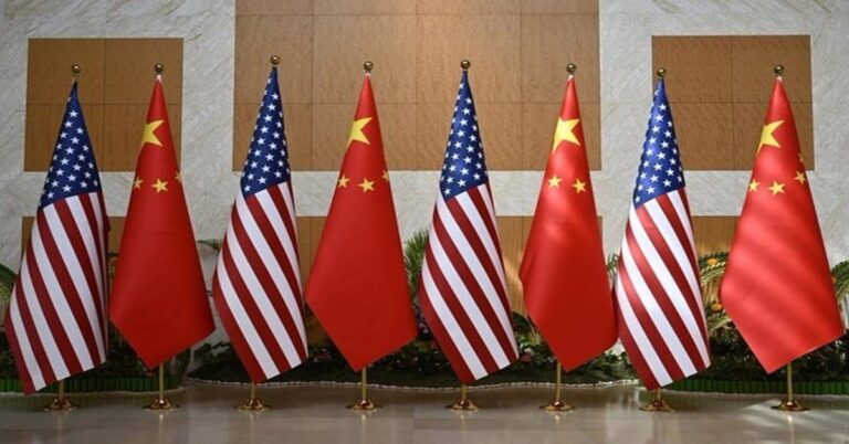 En la foto, banderas de China y Estados Unidos