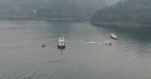 En la foto, labores de rescate luego del hundimiento de dos botes con turistas en China