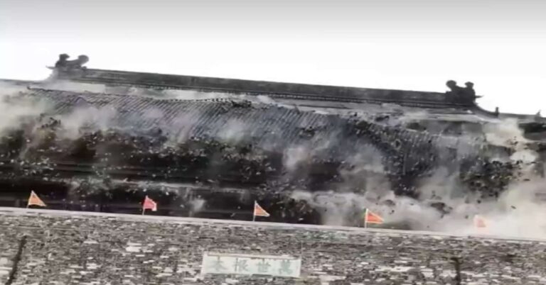 En la foto, aludes de tierra provocan muertes en China