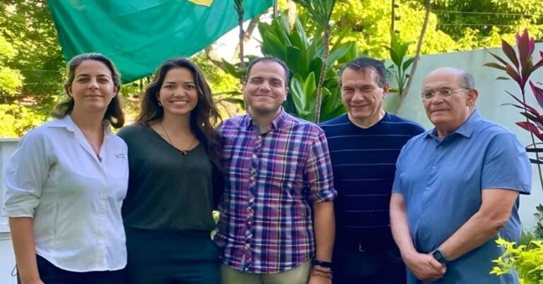 En la foto, los cinco venezolanos que estuvieron presos en la embajada de Argentina en Caracas