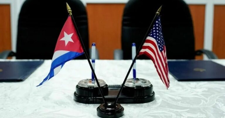 En la foto, banderas de Cuba y Estados Unidos