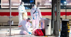 En la foto, paramédicos en el lugar del acuchillamiento en Alemania