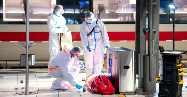 En la foto, paramédicos en el lugar del acuchillamiento en Alemania