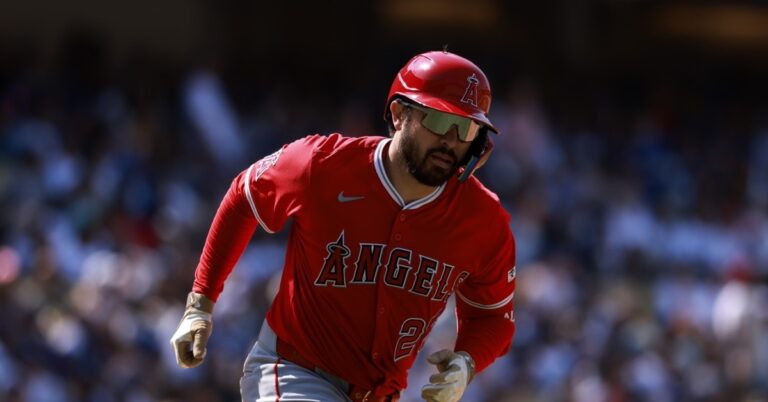 En la foto, el receptor Travis d'Arnaud, autor del jonrón que decidió el partido