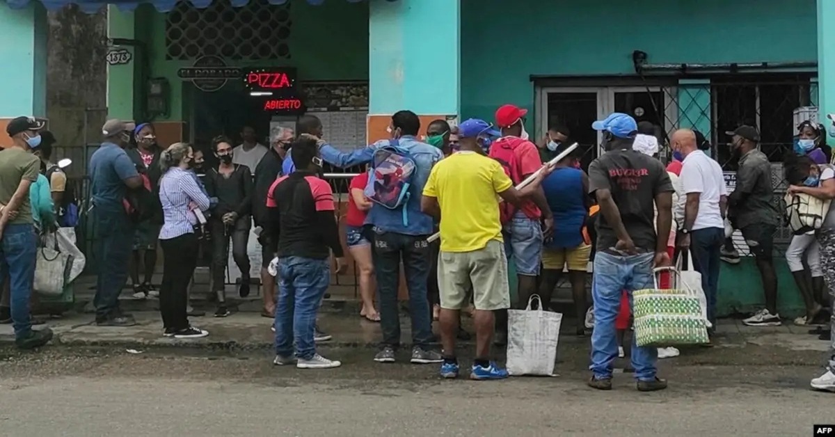 En la foto, una cola en La Habana para comprar pizza tras el desfile