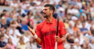 En la foto, Novak Djokovic avanza a los octavos de final en Roland Garros