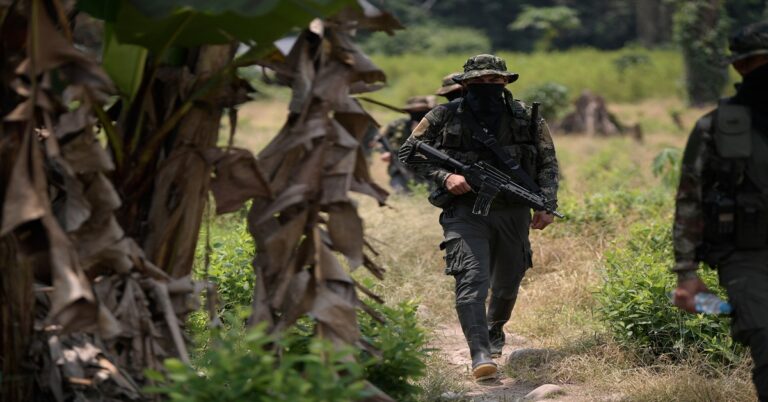En la foto, un soldado ecuatoriano en la Amazonía