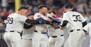 En la foto, jugadores de los Yankees felicitan a Escarra tras decidir el partido