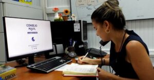 En la foto, una trabajadora de Etecsa atiende una llamada