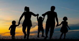 En la foto, la imagen de una familia: padres e hijos