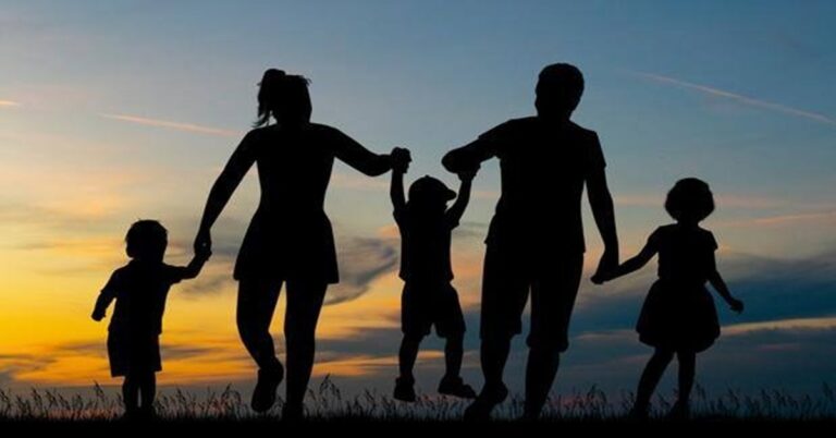 En la foto, la imagen de una familia: padres e hijos