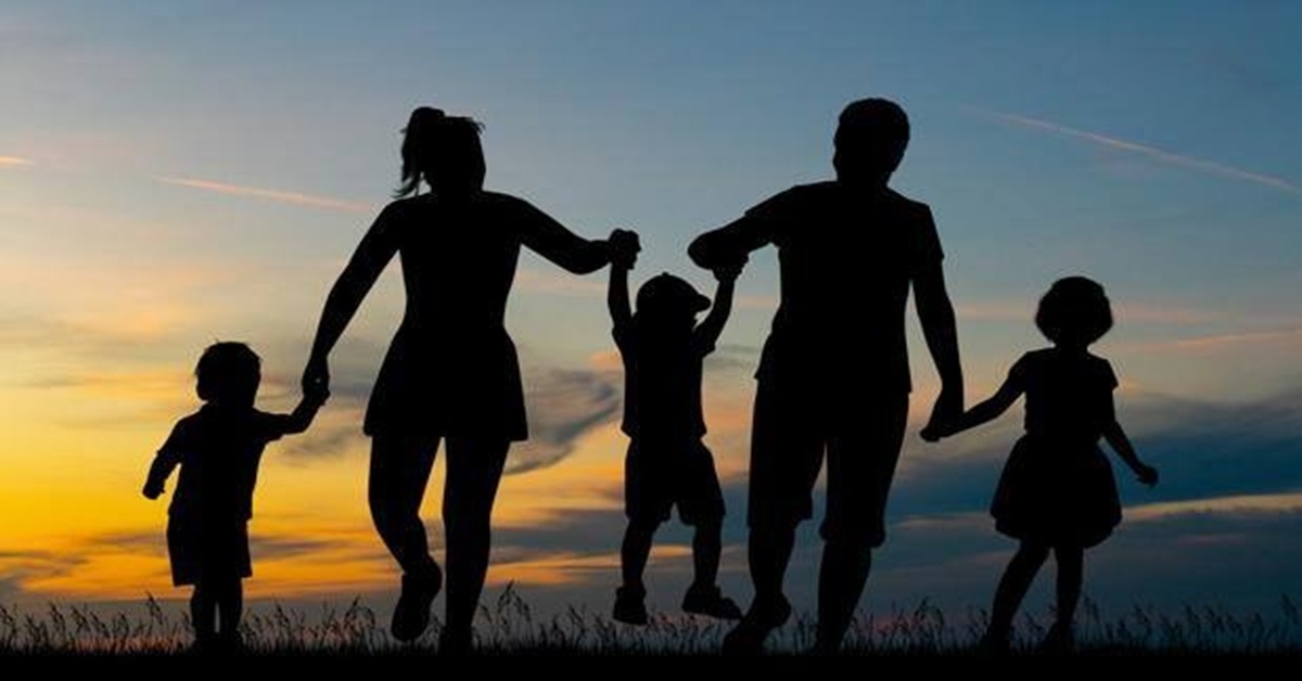 En la foto, la imagen de una familia: padres e hijos