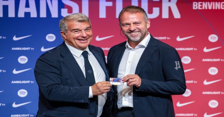 En la foto, el presidente del Barcelona, Joan laporta, y el entrenador del club, Hansi Flick
