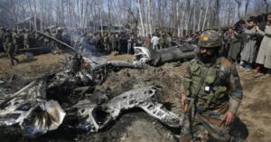 En la foto, soldados ante los restos de un avión derribado en la guerra entre la India y Pakistán