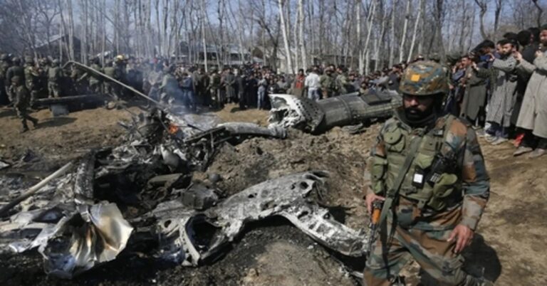 En la foto, soldados ante los restos de un avión derribado en la guerra entre la India y Pakistán