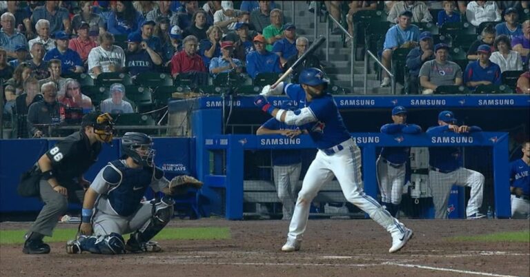 En la foto, el cubano Lourdes Gurriel Jr. conecta jonrón ante Dodgers