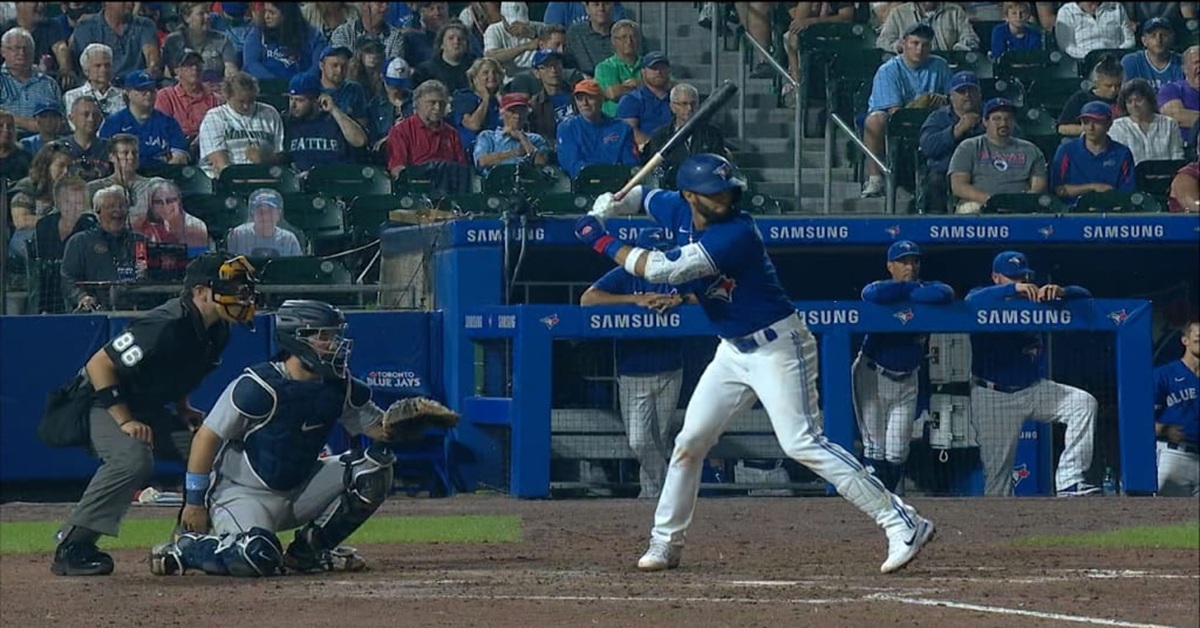 En la foto, el cubano Lourdes Gurriel Jr. conecta jonrón ante Dodgers