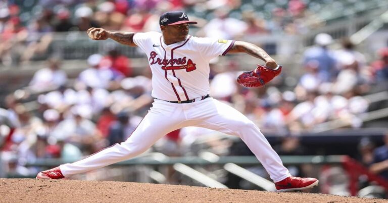 En la foto, el lanzador cubano Raisel Iglesias