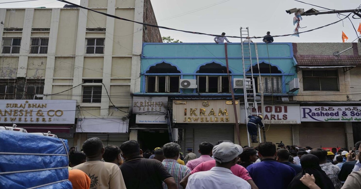En la foto, el edificio incendiado en Hyderabad luego de controladas las llamas