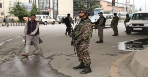 En la fotos, soldados en una calle