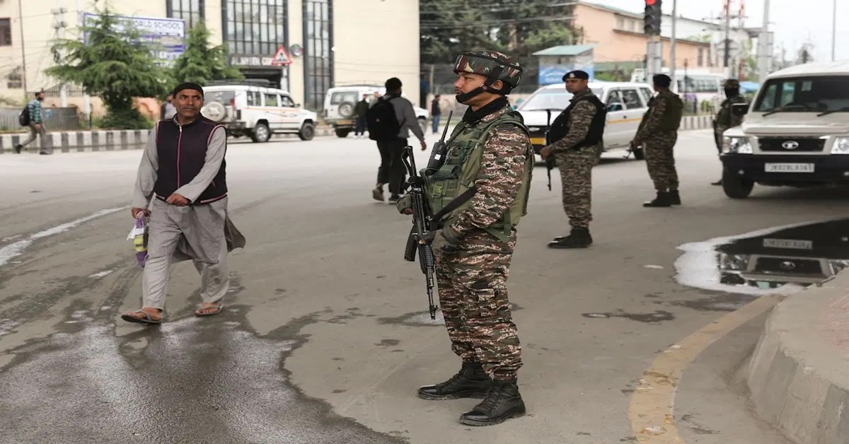 En la fotos, soldados en una calle