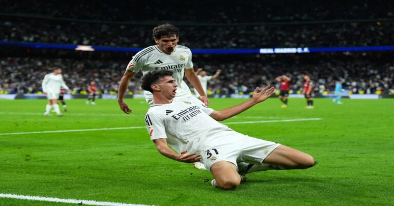 En la foto, Jacobo Ramón celebra el gol al Mallorca