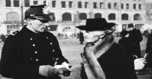 En la foto, un soldado alemán detiene a una mujer judía