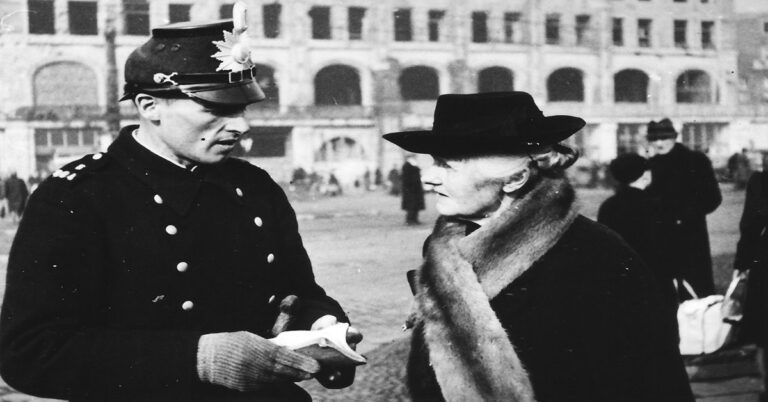 En la foto, un soldado alemán detiene a una mujer judía